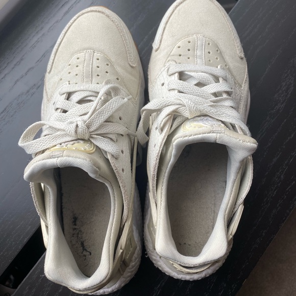 White Nike Air Huarache Women’s Size 8 - Picture 2 of 9